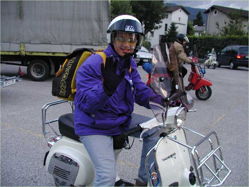 Massimiliano con la Vespa di Andrea